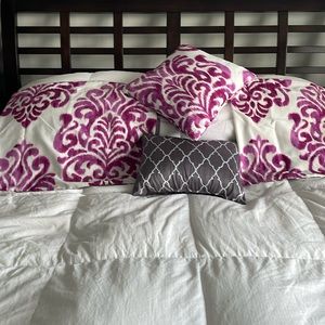 Bedding :Pillow cases/shams and 2 pillow set